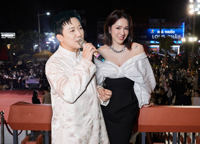 Lê Phương tạm thời “bỏ xa” Trấn Thành về mức độ quan tâm trên mạng xã hội.