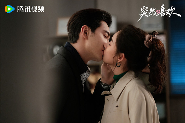 Tập trung vào đời sống tình cảm của giới trẻ đô thị, bộ phim mang màu sắc nhẹ nhàng, chữa lành với các tình huống gặp gỡ định mệnh và cảm xúc gần gũi, dễ đồng cảm với khán giả đại chúng.