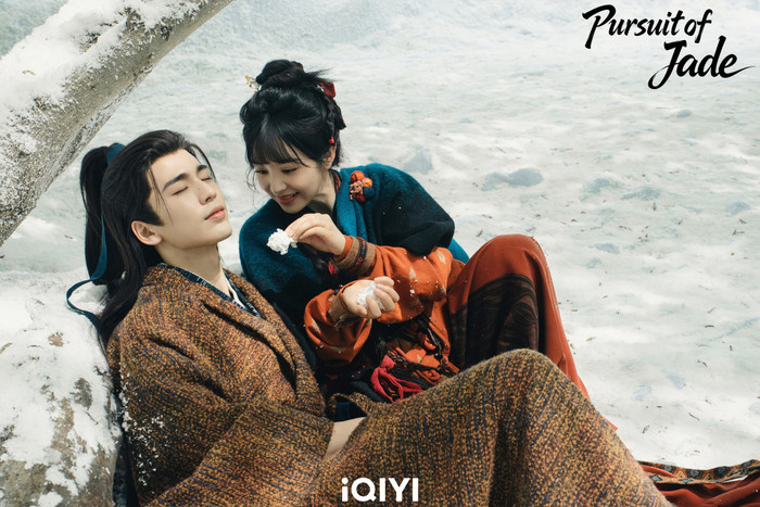 Đứng đầu bảng xếp hạng, Trục Ngọc gây chú ý nhờ hiệu ứng bùng nổ của cặp đôi Trương Lăng Hách - Điền Hi Vi. Bên cạnh thành tích vượt trội, bộ phim cũng vướng phải những tranh luận xoay quanh chiến lược quảng bá và nghi vấn tạo nhiệt, song sức hút tổng thể vẫn giúp tác phẩm giữ vững vị trí dẫn đầu.