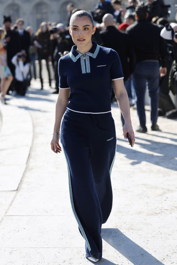 Nếu ưu tiên sự thoải mái tối đa, bộ tracksuit len mềm mại từ là gợi ý hoàn hảo. Bạn có thể mặc đi chơi tại nhà hoặc kết hợp với giày cao gót slingback để nâng tầm bộ cánh.