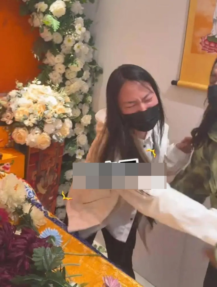 Chi số tiền lớn làm tang lễ cho chó cưng, người phụ nữ bị chỉ trích vì một hành động với mẹ Ảnh 1