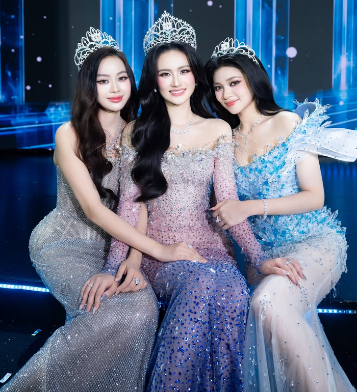 Ý Nhi vui vẻ chụp hình cùng Đào Hiền và Minh Kiên. Ảnh: IGNV