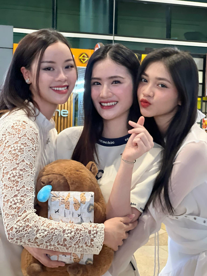 Đào Hiền và Minh Kiên từng đến sân bay đón Ý Nhi trở về từ nước Úc vào năm 2024. Ảnh: FBNV