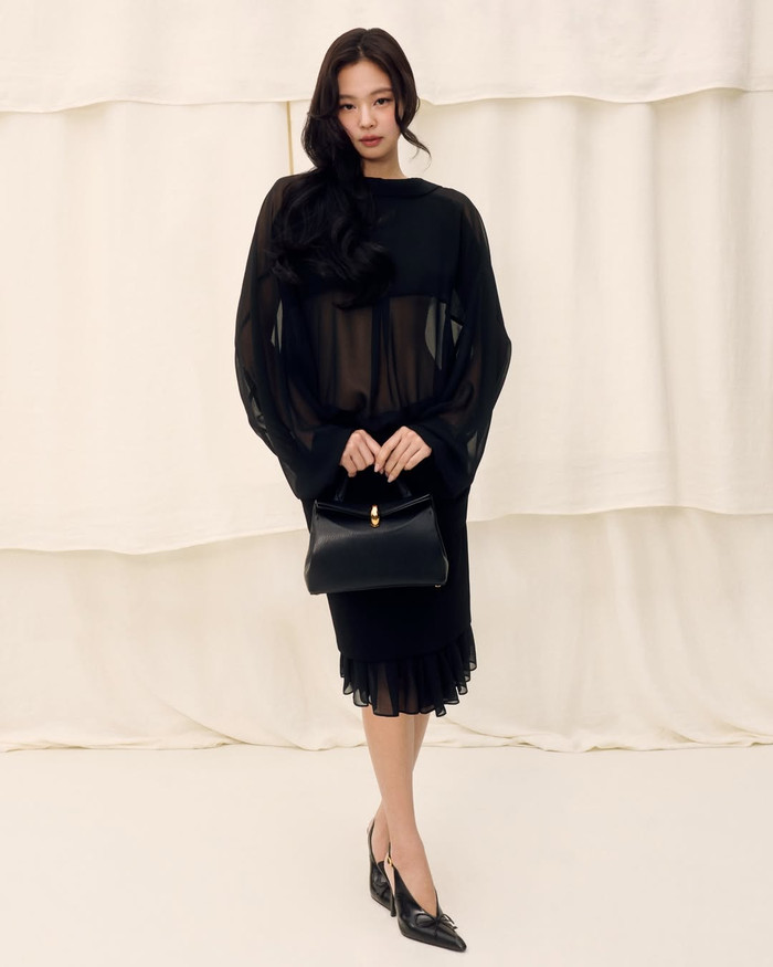 Jennie mặc váy sơ mi xuyên thấu 'nửa kín, nửa hở'. Ảnh: Instagram j.q