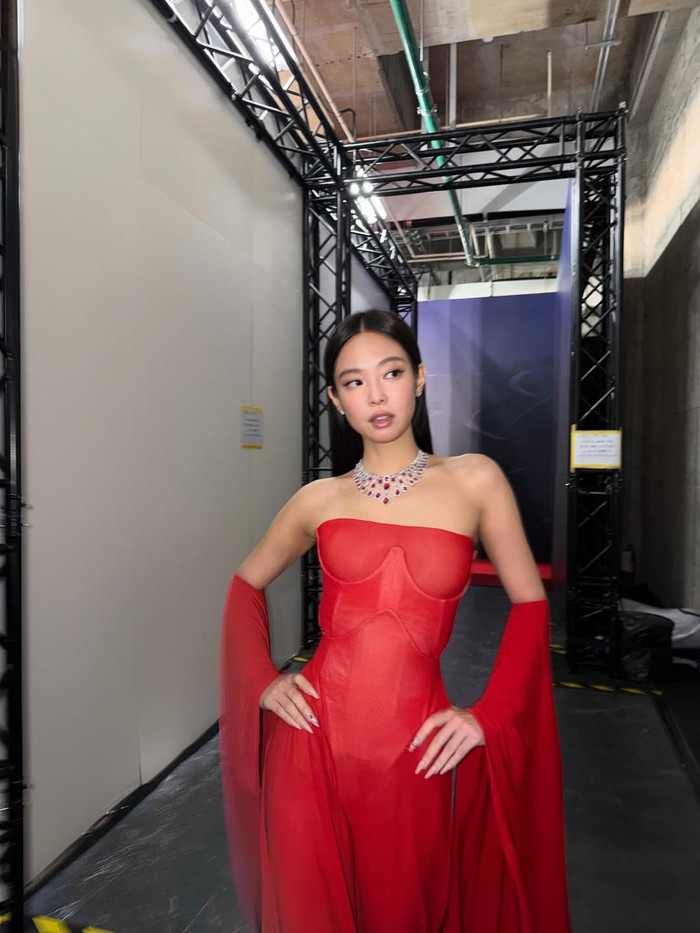 Những bộ đồ của Jennie đều trở thành chủ đề được khán giả bàn tán sôi nổi ở trên mạng xã hội. Ảnh: IGNV