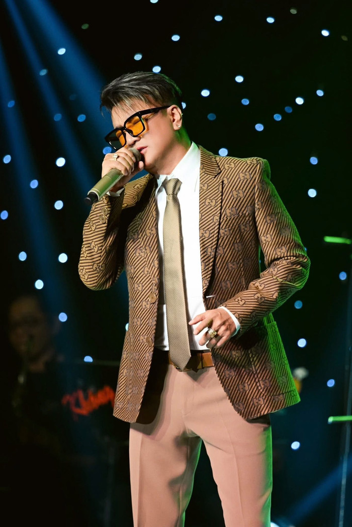 Đàm Vĩnh Hưng hát quán cà phê, nhận 'cái kết' khi đưa micro nhờ khán giả hòa giọng Ảnh 3