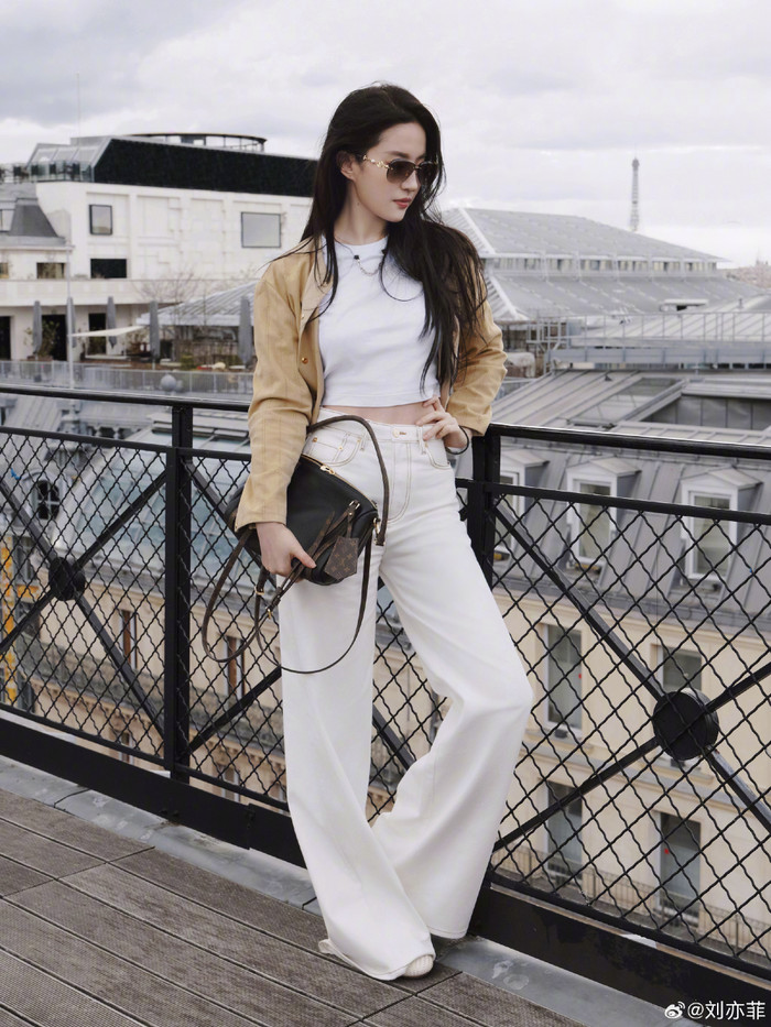 Bộ đồ thanh lịch giúp 'Tiểu Long Nữ' Lưu Diệc Phi phô trọn vóc dáng thon gọn. Ảnh: Weibo