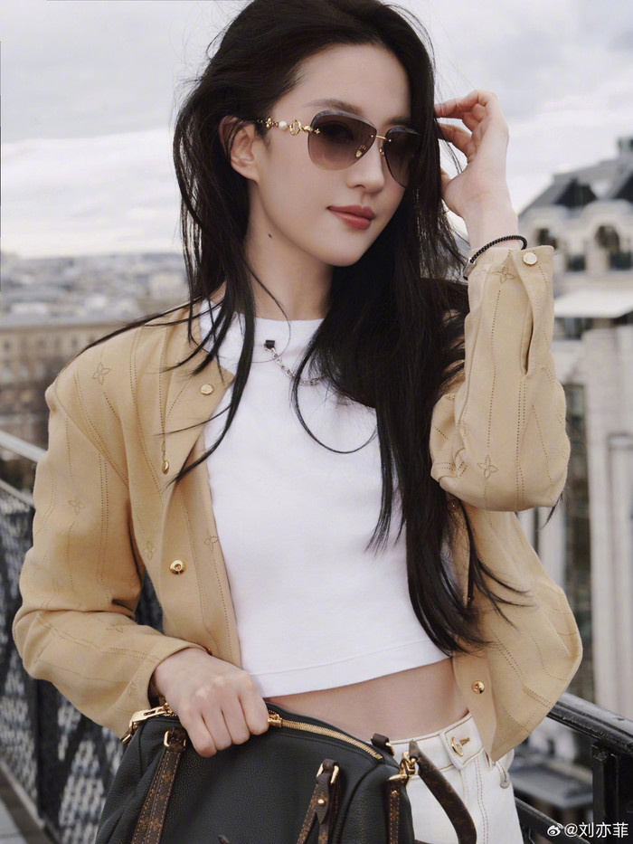 Lưu Diệc Phi thể hiện thần thái cuốn hút trước ống kính. Ảnh: Weibo