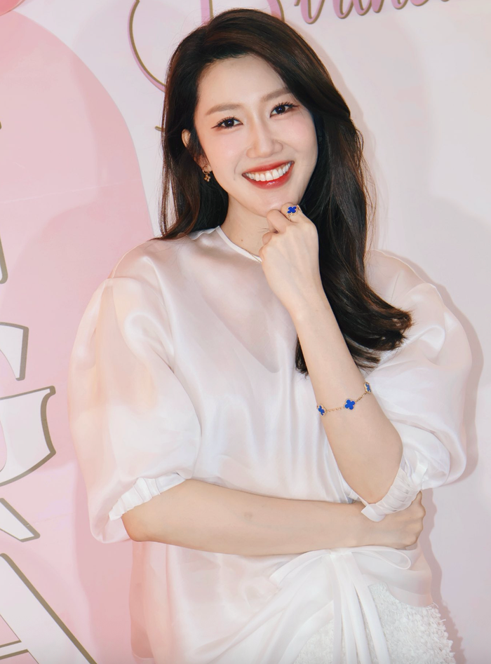 Thúy Ngân cười tươi rói khi tham gia tiệc sinh nhật. Ảnh: FBNV