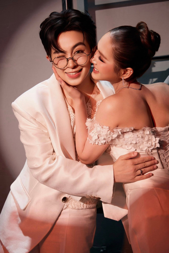 Xoài Non và Gil Lê thoải mái thể hiện tình cảm khi chụp ảnh. Ảnh: FBNV