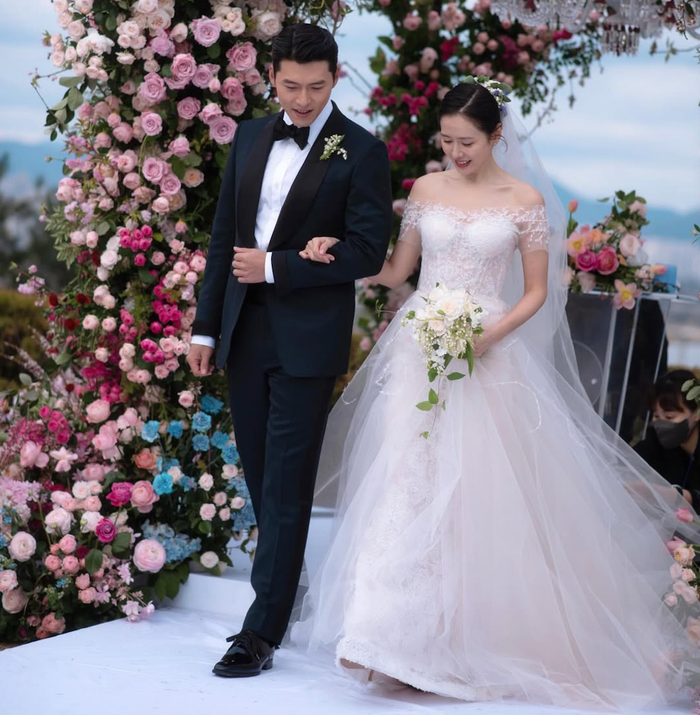 Hyun Bin và Son Ye Jin đều giữ sự riêng tư cho ngày trọng đại, chỉ chia sẻ một số khoảnh khắc trong đám cưới đến khán giả thông qua mạng xã hội. Ảnh: IGNV