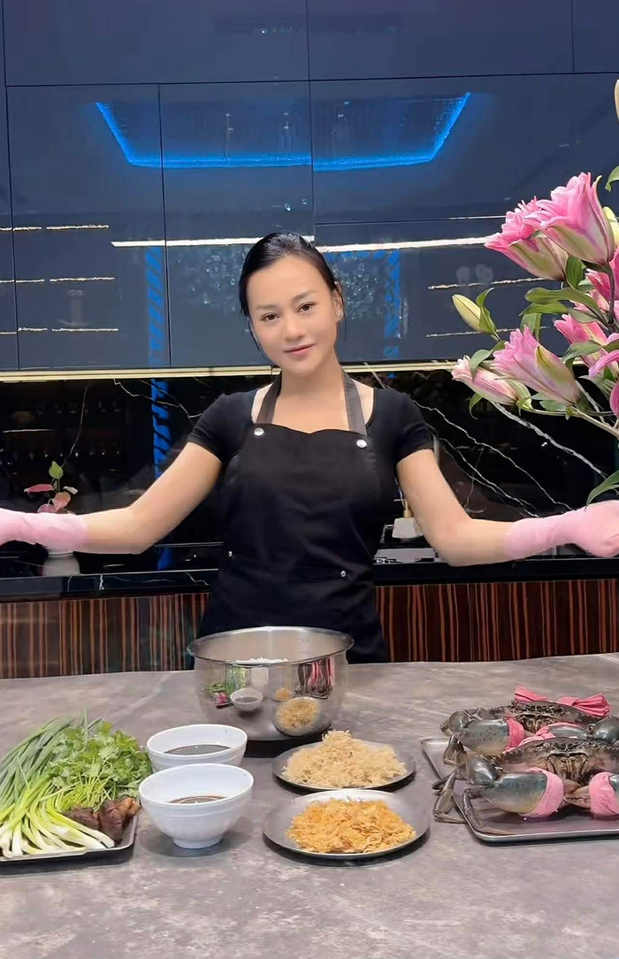 Phương Oanh từng trổ tài nấu món xôi cua hấp dẫn.