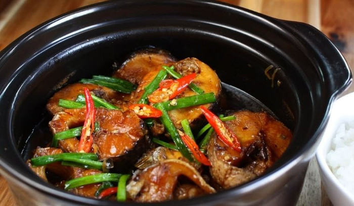 Món cá lóc kho được nhiều người yêu thích. (Ảnh minh họa từ Internet)