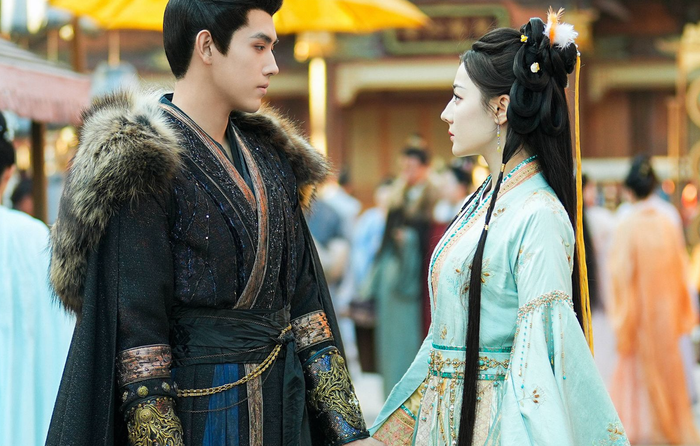 Bộ phim mở ra chuyện tình giữa nữ quỷ vương Hạ Tư Mộ và tướng quân trẻ Đoàn Tư, đặt trong bối cảnh giao thoa giữa linh giới và nhân gian. Pháp khí Vạn Linh Đăng trở thành sợi dây định mệnh gắn kết hai nhân vật. Tác phẩm ghi điểm nhờ cách kết hợp yếu tố huyền huyễn với tuyến tình cảm bi tráng.