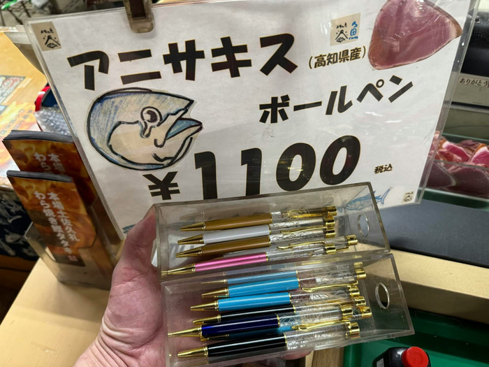 Bút bi chứa ký sinh trùng sống khiến mạng xã hội 'dậy sóng' Ảnh 1