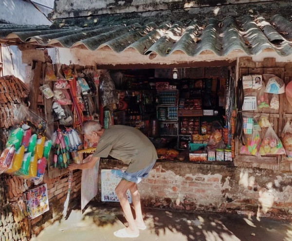 Nhìn vào tiệm tạp hoá này - nhiều người sẽ bồi hồi nhớ về tuổi thơ của mình.