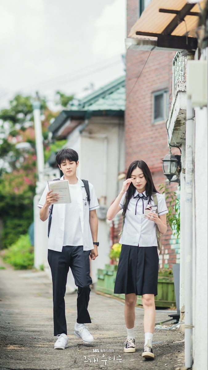 Câu chuyện xoay quanh hai người trẻ từng yêu nhau và chia tay trong quá khứ, rồi bất ngờ tái hợp khi một bộ phim tài liệu cũ về họ trở nên nổi tiếng. Những cảm xúc cũ dần được khơi lại theo cách tự nhiên và chân thực. Bộ phim ghi điểm nhờ cách kể chuyện tinh tế, giàu tính hoài niệm. Không khí mùa hè xuyên suốt tác phẩm mang đến cảm giác vừa ấm áp vừa man mác.