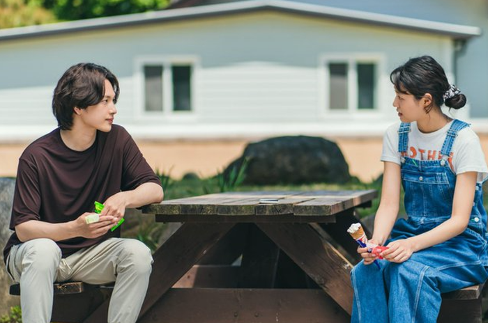 Phim kể về Lee Yeo Reum - một nhân viên văn phòng quyết định rời bỏ cuộc sống áp lực ở thành phố để đến một thị trấn ven biển và không làm gì cả. Tại đây, cô dần tìm lại sự cân bằng trong cuộc sống. Nhịp phim chậm rãi, nhẹ nhàng cùng thông điệp về việc lắng nghe bản thân mang lại cảm giác thư giãn rõ rệt. Đây là lựa chọn phù hợp cho những ai muốn “hạ nhiệt” tâm trạng trong mùa hè.