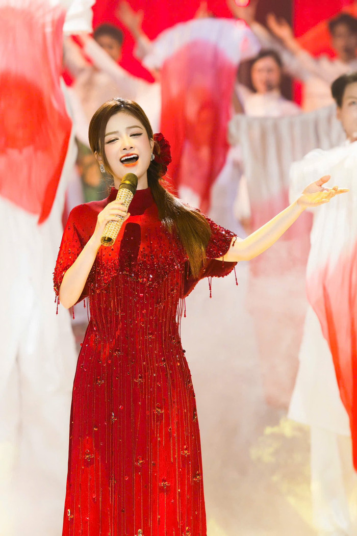 Dương Hoàng Yến khiến Hoa hậu quốc tế 'đứng hình' Ảnh 1