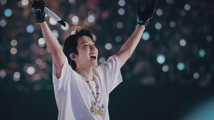 J-Hope (BTS) đăng ảnh nước mắt giàn giụa, gương mặt sưng húp khiến fan xót xa Ảnh 1