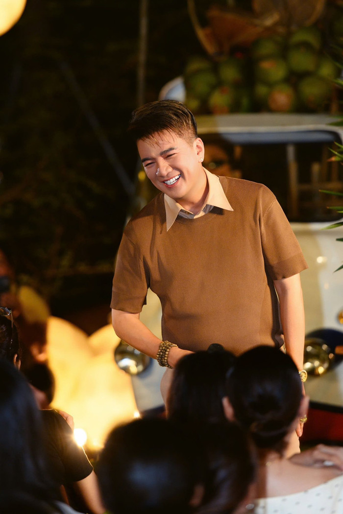 Đàm Vĩnh Hưng đi hát trên du thuyền, bất ngờ khi khán giả lên sân khấu 'quậy' Ảnh 3