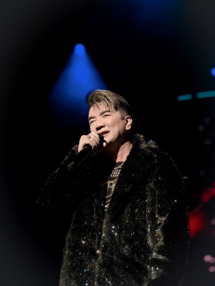 Đàm Vĩnh Hưng đi hát trên du thuyền, bất ngờ khi khán giả lên sân khấu 'quậy' Ảnh 1