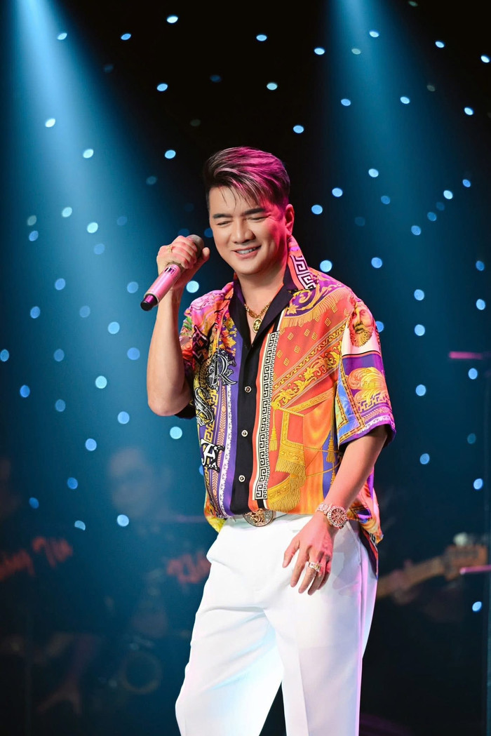 Đàm Vĩnh Hưng đi hát trên du thuyền, bất ngờ khi khán giả lên sân khấu 'quậy' Ảnh 2