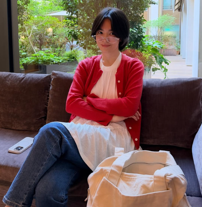 Song Hye Kyo thoải mái để mặt mộc trong ảnh đời thường. Ảnh: IGNV