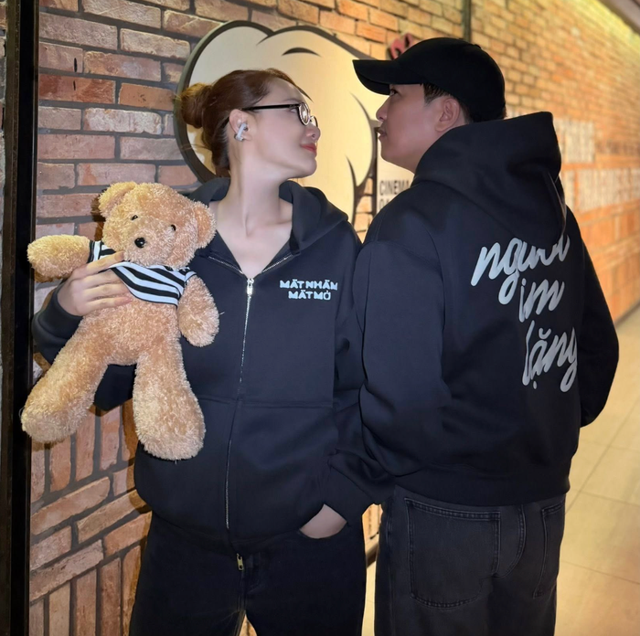 Trường Giang và Nhã Phương ăn diện giản dị khi đi hẹn hò. Ảnh: FBNV