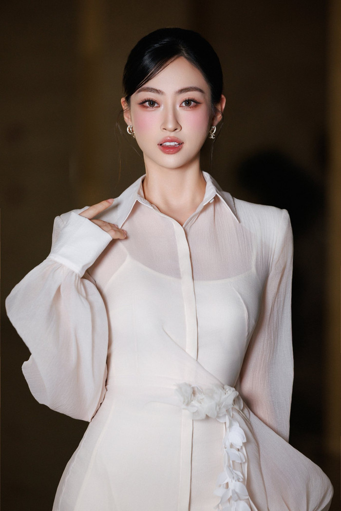 Lương Thùy Linh khoe visual xinh đẹp khi diện váy xuyên thấu. Ảnh: FBNV