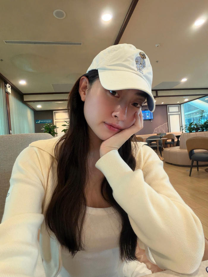 Lương Thùy Linh thoải mái để mặt mộc trong cuộc sống đời thường. Ảnh: FBNV