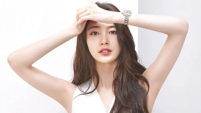 Suzy gây chú ý khi ở cạnh Jo Hyun Ah suốt tang lễ. (Ảnh: Starnews)