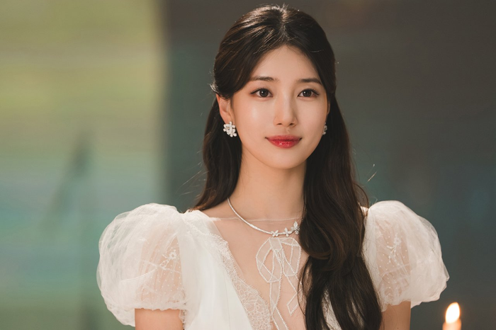 Hành động ấm áp của Suzy ghi điểm trong mắt khán giả. (Ảnh: Starnews)