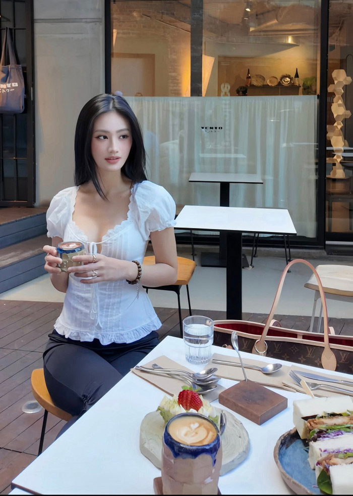 Ý Nhi thường xuyên chia sẻ hình ảnh đời thường tại Úc.