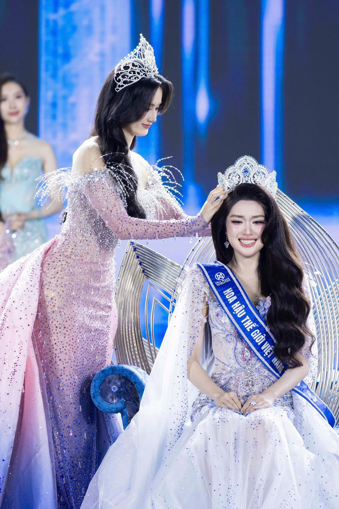 Ý Nhi trao vương miện cho Phương Oanh.