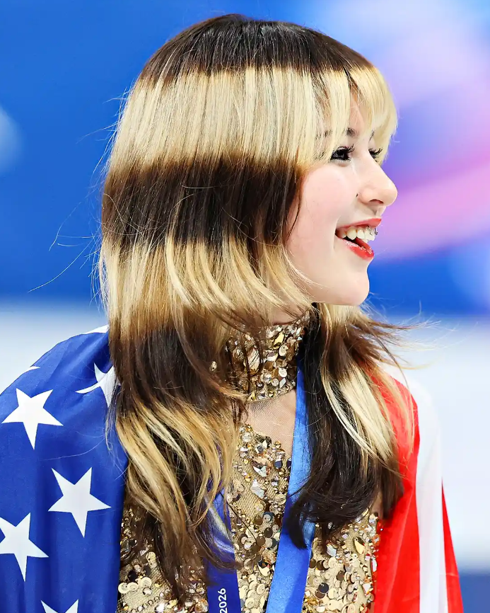 Với nguồn năng lượng cuốn hút và mái tóc kẻ sọc đặc trưng, Liu nhanh chóng trở thành tâm điểm tại Olympic Milan và được người hâm mộ yêu thích. “Tôi thích thể hiện bản thân qua phong cách,” nữ vận động viên 20 tuổi chia sẻ. Sau màn trình diễn giành huy chương vàng, cô thẳng thắn nói: “Đó chính là điều tôi đang nói đến!”