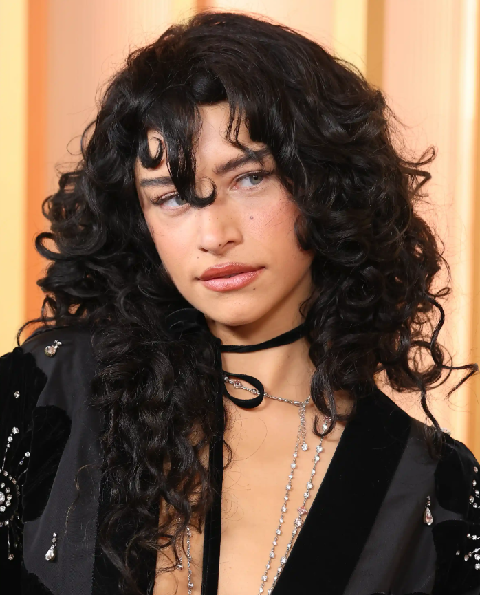 Trước nhiều đồn đoán cho rằng mái tóc xoăn dày, bóng mượt của ngôi sao Marty Supreme là tóc giả, nữ diễn viên 25 tuổi đã lên tiếng phủ nhận. Cô hài hước đáp lại: “Bạn nghĩ tôi đủ tiền mua một bộ tóc giả như vậy sao?”, đồng thời cho biết thường tự tạo kiểu tóc cho các sự kiện với dầu dưỡng Oribe Gold Lust Nourishing Oil.