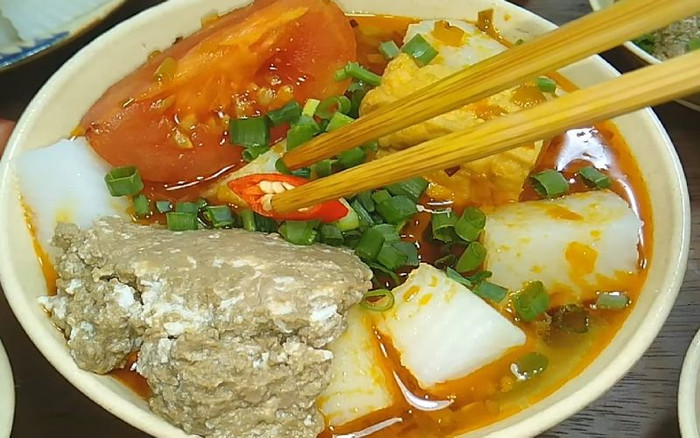 Có dịp về Bắc Ninh, du khách hãy thưởng thức món bánh đúc riêu cua.