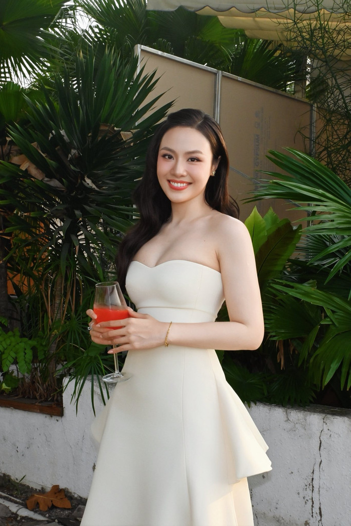 Á hậu Thủy Tiên gây ấn tượng với trang phục tôn dáng.