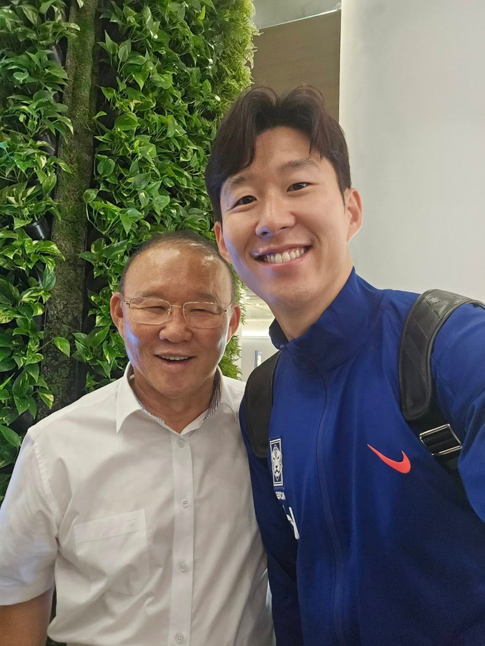 HLV Park Hang Seo và ngôi sao Son Heung-min. Ảnh: FBNV