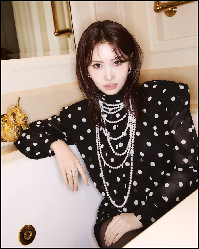 Không chỉ gây ấn tượng về trang phục, thần thái của Momo cũng nhận được nhiều lời khen.