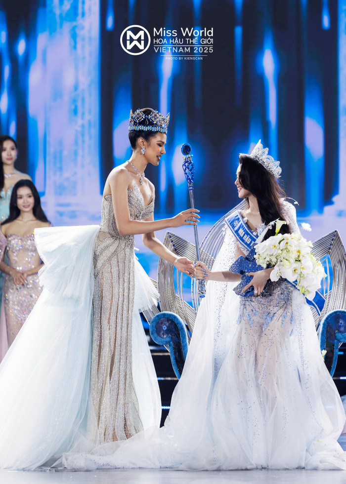 Phương Oanh cùng đương kim hoa hậu Thế giới Opal Suchata.