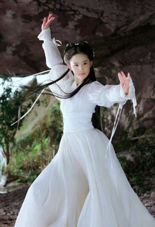 Tiểu Long Nữ gây ấn tượng trước hết bởi xuất thân đặc biệt, lớn lên trong Cổ Mộ.