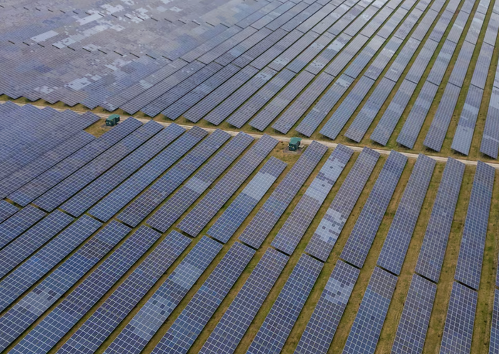 Hình ảnh từ máy bay không người lái cho thấy các hàng tấm pin mặt trời thuộc Công viên năng lượng mặt trời Shotwick ở Shotwick, Anh. Ảnh: Reuters