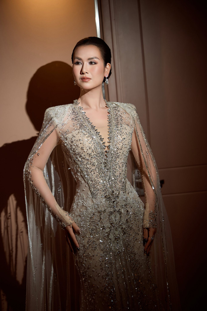 Võ Hạ Trâm diện váy xuyên thấu, đính kết cầu kỳ giúp tôn lên vẻ đẹp lộng lẫy.