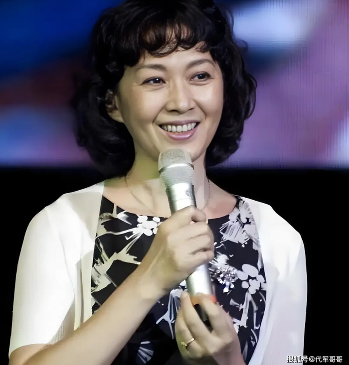 Ở tuổi 73, bà vẫn là hình mẫu của vẻ đẹp bền bỉ theo thời gian.