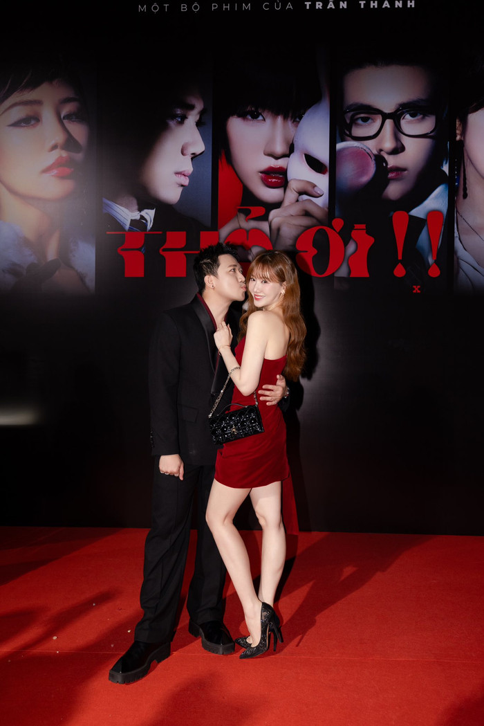 Trấn Thành và HariWon rạng rỡ trên thảm đỏ sự kiện ra mắt siêu phẩm điện ảnh Thỏ Ơi!!.&nbsp;&nbsp;