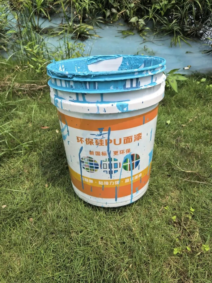 Hồ nước trong công viên bỗng đổi màu xanh bất thường, sự thật phía sau khiến người dân bức xúc Ảnh 3