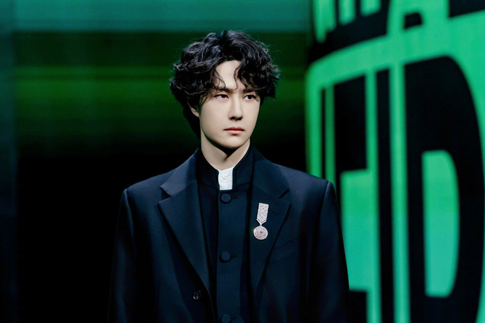 Vương Nhất Bác thể hiện hình ảnh nghệ sĩ đa năng.