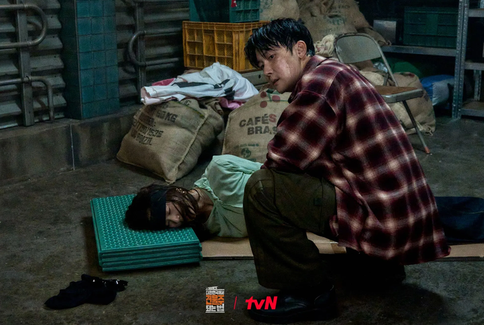 Phát sóng từ giữa tháng 3/2026, phim khai thác đề tài bất động sản dưới góc nhìn châm biếm. Tình huống một vụ bắt cóc giả trở thành thật mở ra chuỗi diễn biến bất ngờ, phản ánh áp lực sở hữu nhà ở trong xã hội hiện đại.